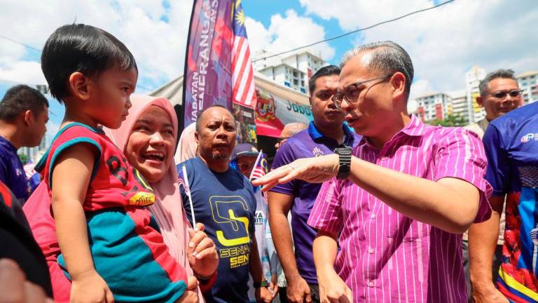 Communications Minister and Lembah Pantai MP Datuk Fahmi Fadzil (right) mingling with the crowd during the Launch of the Arts and Culture Programme @Lembah Pantai at PPR Kerinchi today. - BERNAMA