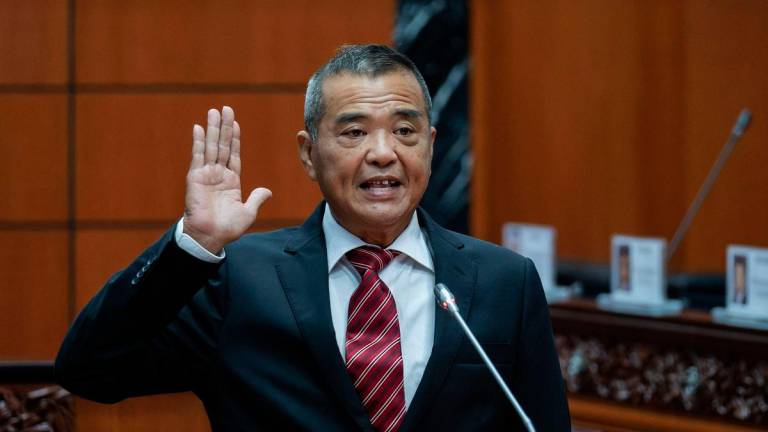 Ahli Jawatankuasa Tertinggi Pusat DAP Datuk Wu Him Ven mengangkat sumpah jawatan sebagai Ahli Dewan Negara (Senator) di hadapan Yang Dipertua Dewan Negara Datuk Awang Bemee Awang Ali Basah di Bangunan Parlimen hari ini-fotoBERNAMA