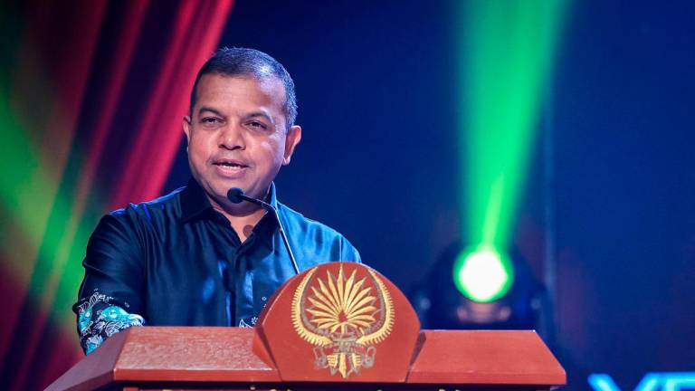 Timbalan Ketua Polis Negara Tan Sri Ayob Khan Mydin Pitchay berucap pada Majlis Pelancaran Buku Antologi Puisi Makan Suap di Wisma Dewan Bahasa dan Pustaka malam tadi. - BERNAMA