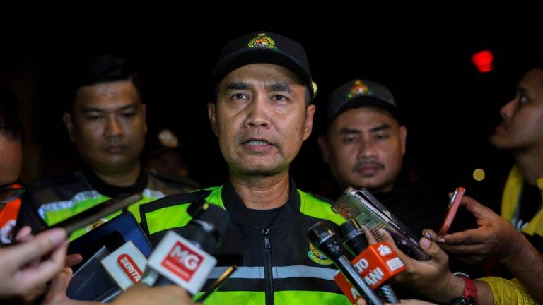 Pengarah Imigresen Kuala Lumpur Wan Mohammed Saupee Wan Yusoff bercakap kepada media selepas selesai Operasi Bersepadu di Jalan Sultan Azlan Shah malam tadi- fotoBERNAMA