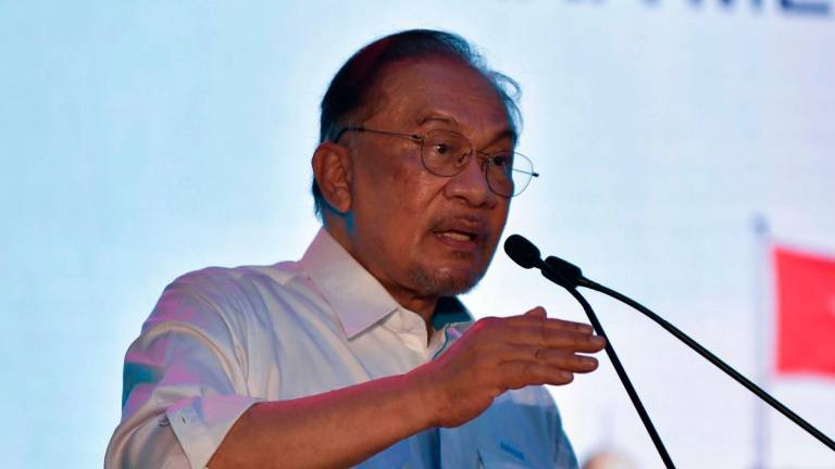 Perdana Menteri Datuk Seri Anwar Ibrahim berucap pada Majlis Penutup Program MADANI Rakyat (PMR) 2025 Kelantan di pekarangan Stadium Sultan Muhammad IV hari ini - BERNAMA