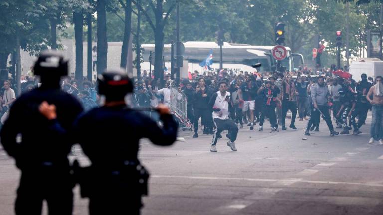 Police officers clash with crowd following the PSG team bus parade, near the Champs-Elysees avenue in Paris on June 1, 2025, a day after PSG won the 2025 UEFA Champions League final football match against Inter Milan in Munich. (Photo by Romain PERROCHEAU / AFP)