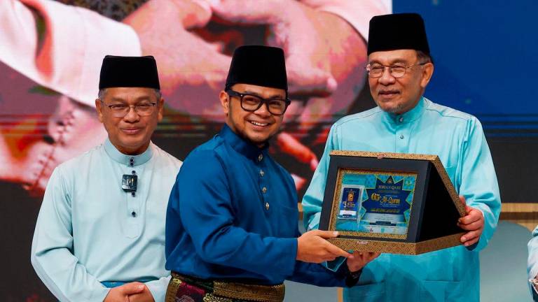 Perdana Menteri Datuk Seri Anwar Ibrahim menyampaikan Anugerah Tempat Pertama Kategori Tilawah (Lelaki) kepada Aiman Ridhwan Mohamad Ramlan pada Majlis Penutupan dan Penyampaian Hadiah Majlis Tilawah dan Hafazan Al-Quran Peringkat Antarabangsa (MTHQA) Ke-65 Tahun 1447/2025M di Pusat Dagangan Dunia Kuala Lumpur (WTCKL) hari ini. Turut sama Menteri di Jabatan Perdana Menteri (Hal Ehwal Agama) Datuk Dr Mohd Na’im Mokhtar- BERNAMA