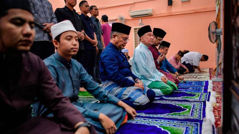 Perdana Menteri Datuk Seri Anwar Ibrahim (empat, kiri) menunaikan solat Jumaat di Surau Al-Muttaqin 5R6, di sini, hari ini.Turut hadir Menteri di Jabatan Perdana Menteri (Hal Ehwal Agama) Datuk Dr Mohd Na'im Mokhtar (tiga, kiri). - BERNAMA