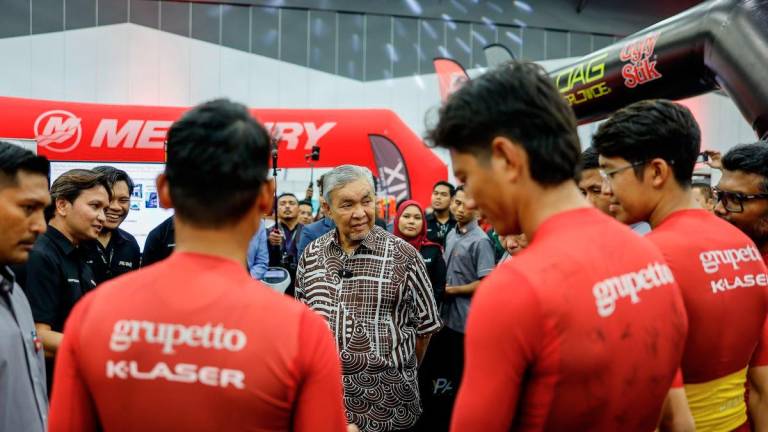 Timbalan Perdana Menteri Datuk Seri Dr Ahmad Zahid Hamidi melawat reruai pada Majlis Perasmian ASEAN Sports Industry Expo 2025 di Pusat Konvensyen Setia City hari ini. - BERNAMA