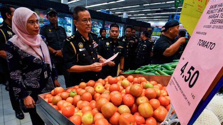 Kelantan Director of the Ministry of Domestic Trade and Cost of Living (KPDN), Azman Ismail (second from left), inspects the prices of goods in conjunction with the launch of the Deepavali Festive Season Maximum Price Scheme (SHMMP) at Mydin Kubang Kerian, today. – BERNAMA