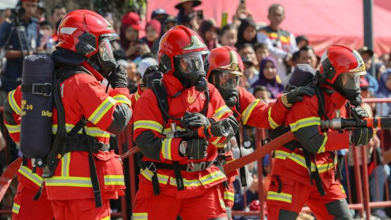 Anggota Jabatan Bomba dan Penyelamat Malaysia (JBPM) - BERNAMA