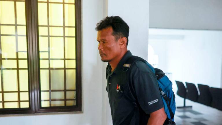 Penyelam Ruslan Mat Ali, 48, mengaku tidak bersalah di Mahkamah Sesyen Sepang hari ini atas 11 pertuduhan melakukan hantaran jelik terhadap anak Perdana Menteri Nurul Izzah Anwar menerusi laman media sosial Facebook awal tahun lalu-BERNAMA