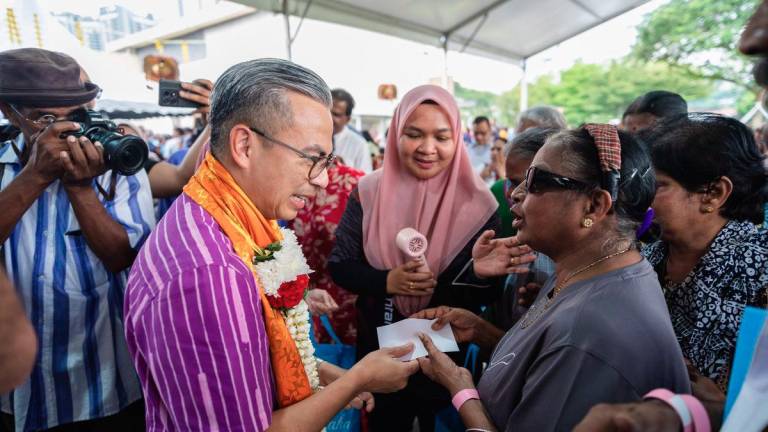 Menteri Komunikasi yang juga Ahli Parlimen Lembah Pantai Datuk Fahmi Fadzil mesra menyampaikan sumbangan kepada masyarakat India pada Majlis Sumbangan Deepavali di Pantai Dalam hari ini. - BERNAMA