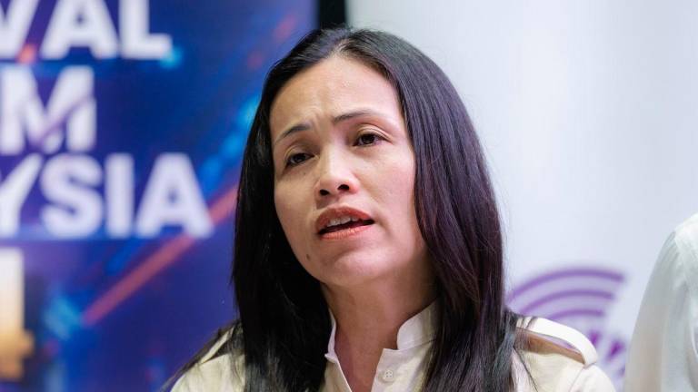 Timbalan Menteri Komunikasi Teo Nie Ching bercakap kepada pemberita ketika menghadiri Taklimat Khas Rang Undang-Undang (RUU) Pekerja Gig 2025 di Finas Hulu Kelang, hari ini -fotoBERNAMA