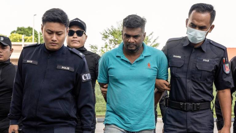 Seorang Ahli Majlis Daerah Kuala Krai mengaku tidak bersalah di Mahkamah Sesyen, di sini, hari ini atas pertuduhan merogol seorang pekerja wanitanya yang berumur 29 tahun. fotoBERNAMA