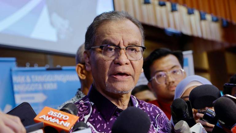 Menteri Kesihatan Datuk Seri Dr Dzulkefly Ahmad bercakap kepada media selepas merasmikan buku Garis Panduan Pengurusan Buli di Tempat Kerja Bagi Anggota Kementerian Kesihatan (KKM) hari ini -fotoBERNAMA