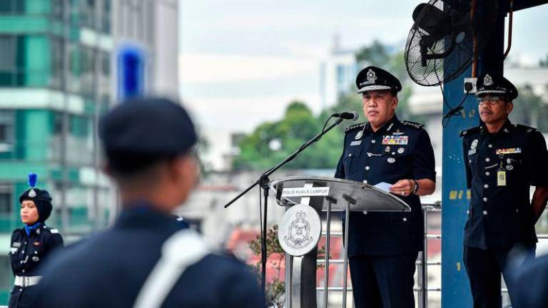 Ketua Polis Kuala Lumpur Datuk Rusdi Mohd Isa menyampaikan ucapan pada Perhimpunan Bulanan bagi Bulan Januari 2025 di Ibu Pejabat Polis Kontinjen (IPK) Kuala Lumpur, hari ini. - fotoBERNAMA