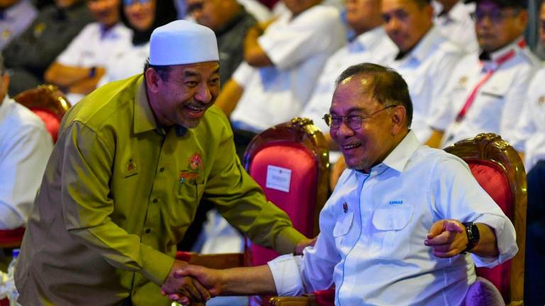 Perdana Menteri Datuk Seri Anwar Ibrahim (kanan) bersama Menteri Besar Kelantan Datuk Mohd Nassuruddin Daud (kiri) pada Majlis Penutup Program MADANI Rakyat (PMR) 2025 Kelantan di pekarangan Stadium Sultan Muhammad IV hari ini.