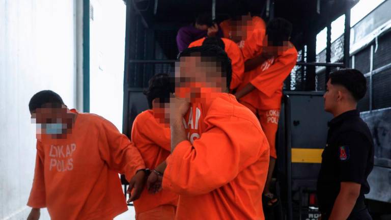 Lapan individu termasuk seorang wanita yang ditahan kerana disyaki menculik seorang lelaki di Pasir Puteh disambung reman selama dua hari bermula esok. - BERNAMA
