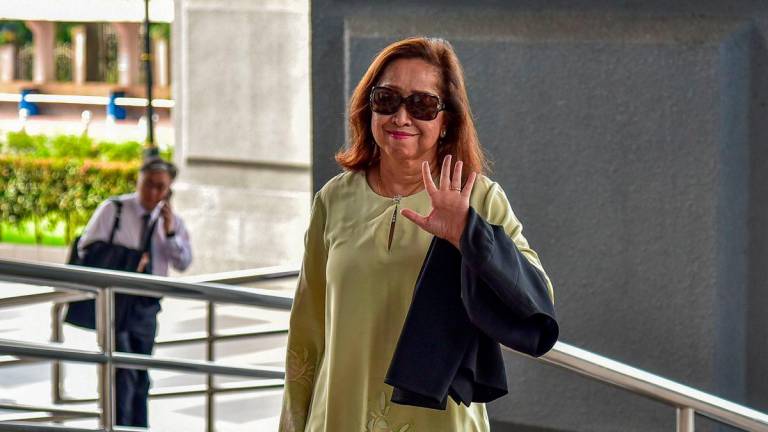 Isteri bekas Menteri Kewangan, Tun Daim Zainuddin, Toh Puan Na’imah Abdul Khalid, 67, hadir di Kompleks Mahkamah Kuala Lumpur, hari ini bagi prosiding semakan terhadap keputusan Mahkamah Sesyen yang menolak permohonannya untuk merujuk persoalan undang-undang berkaitan kes aset tidak diisytihar. - fotoBERNAMA