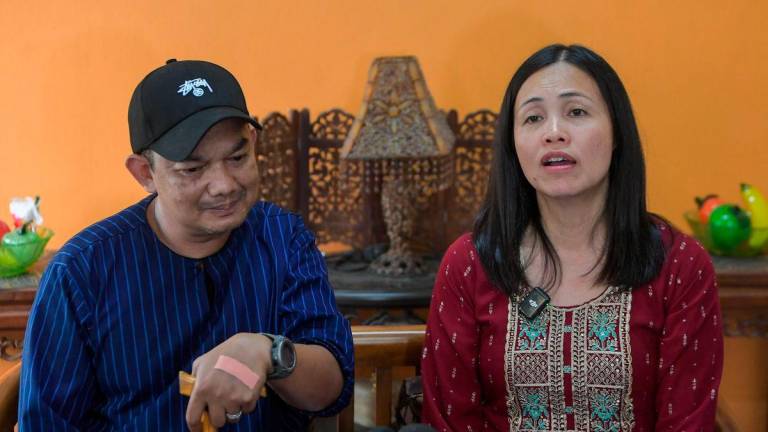 Timbalan Menteri Komunikasi, Teo Nie Ching menziarahi anggota Kumpulan Nico G, Mohd Shah Rosli, 50, atau dikenali sebagai Dino pada Program Ziarah MADANI di Kampung Baru hari ini - BERNAMA