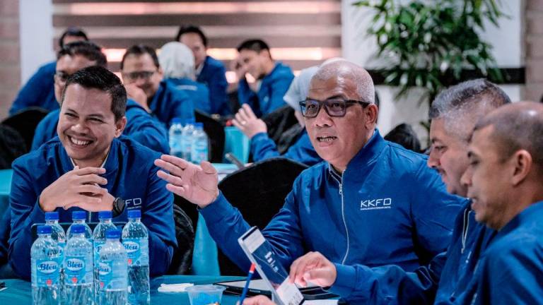 Digital Forensics Working Group (KKFD) chairman Wan Zulkifli Wan Jusoh (centre) attends the KKFD meeting in Desaru today. - BERNAMA