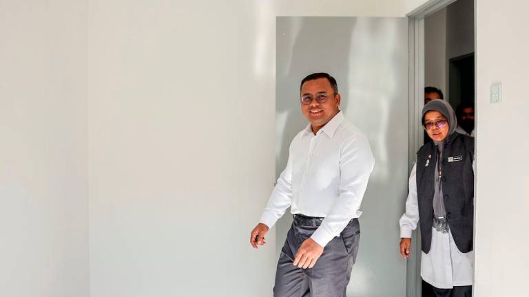 Selangor Menteri Besar Datuk Seri Amirudin Shari, together with Deputy Minister of Housing and Local Government Datuk Aiman Athirah Sabu, inspecting the interior of a residential unit during the Offer Letter Handover Ceremony for the People’s Housing Programme (PPR) Ampar Tenang, Dengkil, held at the PPR Ampar Tenang Community Hall today. – BERNAMA