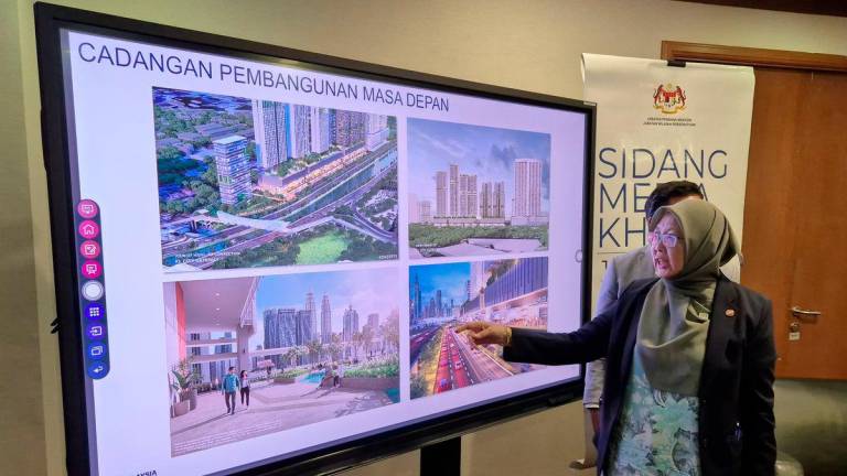 Menteri di Jabatan Perdana Menteri (Wilayah Persekutuan) Datuk Seri Dr. Zaliha Mustafa menunjukkan cadangan pembinaan masa depan Kampung Sungai Baru pada sidang media mengenai isu Kampung Sungai Baru di pejabatnya hari ini. - BERNAMA