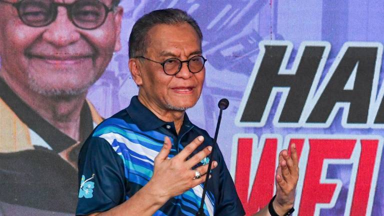 Menteri Kesihatan Datuk Seri Dr Dzulkefly Ahmad menyampaikan ucapan pada Majlis Perasmian Hari Terbuka Wellness Hub Kelantan di Pengkalan Chepa hari ini. - fotoBERNAMA