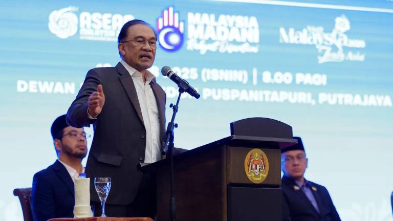 Perdana Menteri Datuk Seri Anwar Ibrahim menyampaikan ucapan semasa hadir pada Perjumpaan Perdana Menteri Bersama Warga Jabatan Perdana Menteri Bagi Bulan Ogos di Puspanitapuri hari ini -fotoBERNAMA