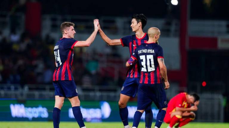 Pemain Johor Darul Ta’zim (JDT) meraikan kemenangan selepas menewaskan pasukan Selangor FC pada perlawanan Liga Super 2024-2025 di Stadium Majlis Bandaraya Petaling Jaya, malam Ahad (Okt 27). - fotoBERNAMA