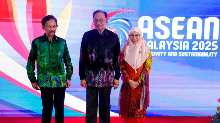 Malaysia’s Prime Minister Anwar Ibrahim (C) with wife Wan Azizah Wan Ismail (R) poses alongside Sultan of Brunei Hassanal Bolkiah before a gala dinner during the 46th Association of Southeast Asian Nations (ASEAN) Summit in Kuala Lumpur on May 26, 2025. AFPpix