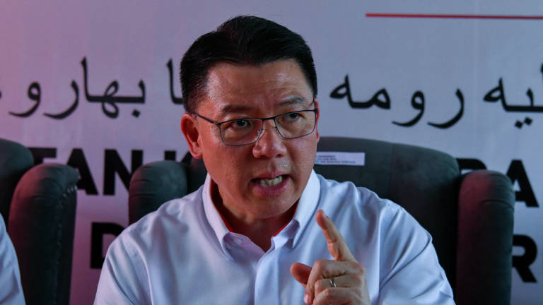 Menteri Perumahan dan Kerajaan Tempatan Nga Kor Ming menjawab pertanyaan pemberita pada Program Sentuhan Kasih Kementerian Perumahan dan Kerajaan Tempatan (KPKT) di Kampung Baru Cina hari ini. - Bernama