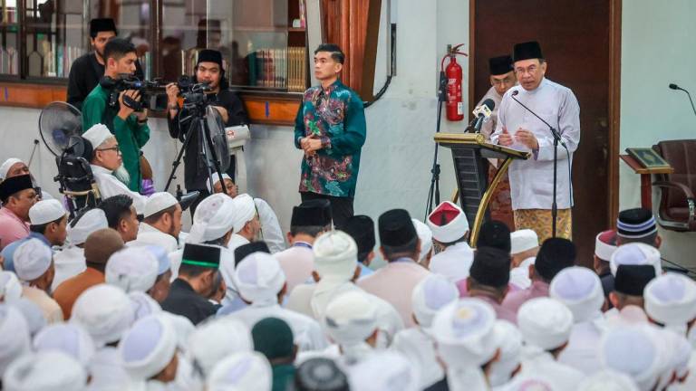Perdana Menteri Datuk Seri Anwar Ibrahim menyampaikan tausiah selepas menunaikan solat Jumaat pada Program Temu Mesra Jabatan Mufti Wilayah Persekutuan di Masjid Jamek Bandar Baru Seri Petaling, hari ini -fotoBERNAMA