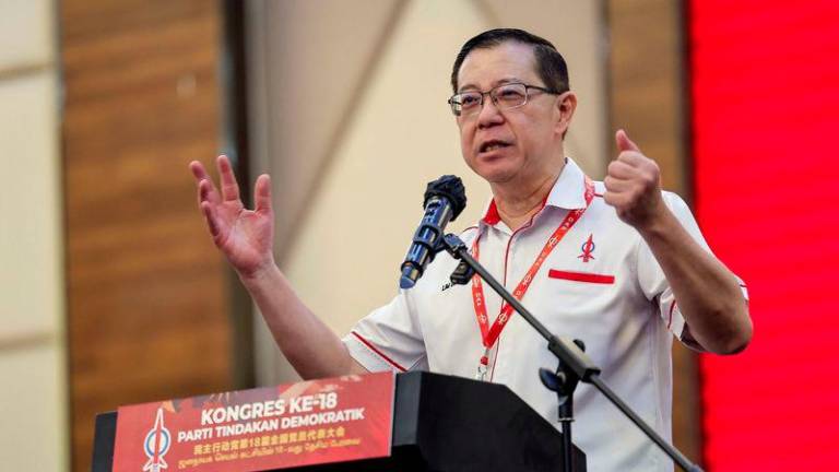 Pengerusi Kebangsaan DAP Lim Guan Eng menyampaikan ucapan pada Kongres Kebangsaan DAP ke-18 yang diadakan di Pusat Konvensyen Ideal (IDCC) hari ini. - fotoBERNAMA