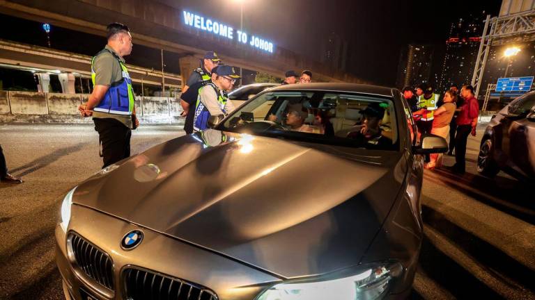 Ketua Pengarah Jabatan Pengangkutan Jalan (JPJ), Datuk Aedy Fadli Ramli (dua, kiri) memeriksa kederaan dari Singapura pada Operasi Khas Pelaksaan Penguatkuasaan ‘Vehicle Entry Permit (VEP)’ yang berkuatkuasa mulai 1 Julai 2025 di Jalan Lingkaran Dalam hari ini. - fotoBERNAMA