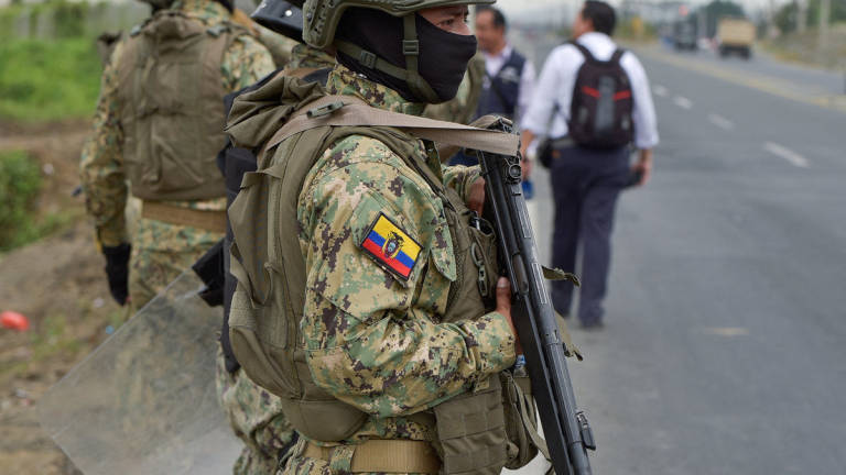 Members of Ecuadorean Armed Forces stand guard outside the Zonal prison number 8 after the transfer of the criminal leader Jose Adolfo Macias Villamar, known as Fito, from the prison, in Guayaquil, Ecuador August 14, 2023. - REUTERS