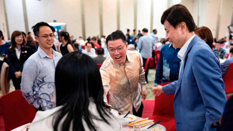 Minister of Housing and Local Government, Nga Kor Ming (second from right), mingles with guests at the REHDA Fellowship Dinner 2025 in Bercham last night. – BERNAMA