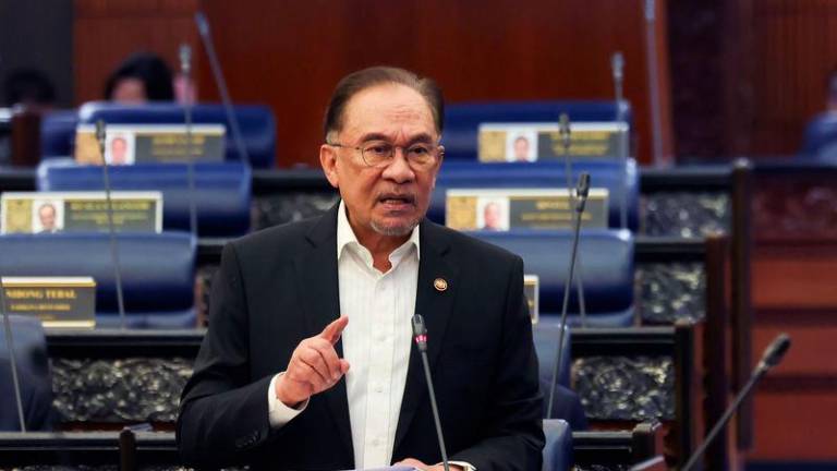 Perdana Menteri Datuk Seri Anwar Ibrahim ketika sesi jawab lisan pada Mesyuarat Pertama Penggal Keempat Parlimen ke-15 di Dewan Rakyat hari ini. - fotoBERNAMA