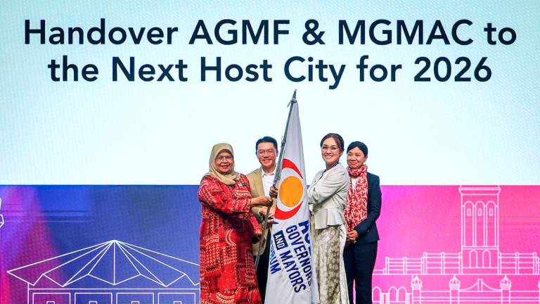Housing and Local Government Minister Nga Kor Ming (second, left) and Secretary General of United Cities and Local Governments Asia-Pacific (UCLG ASPAC), Dr Bernadia Irawati Tjandradewi (right), witness the handover ceremony of the ASEAN Sustainable Urbanisation Forum (ASUF) flag from Mayor of Kuala Lumpur Datuk Seri Dr Maimunah Mohd Sharif (left) to Vice Mayor of Manila Angela Lei Atienza Valdepenas (second, right) at the closing ceremony of ASUF, the ASEAN Governors and Mayors Forum (AGMF), and the Meeting of Governors and Mayors of ASEAN Capitals (MGMAC) 2025, at the Kuala Lumpur Convention Centre (KLCC), today. - BERNAMA