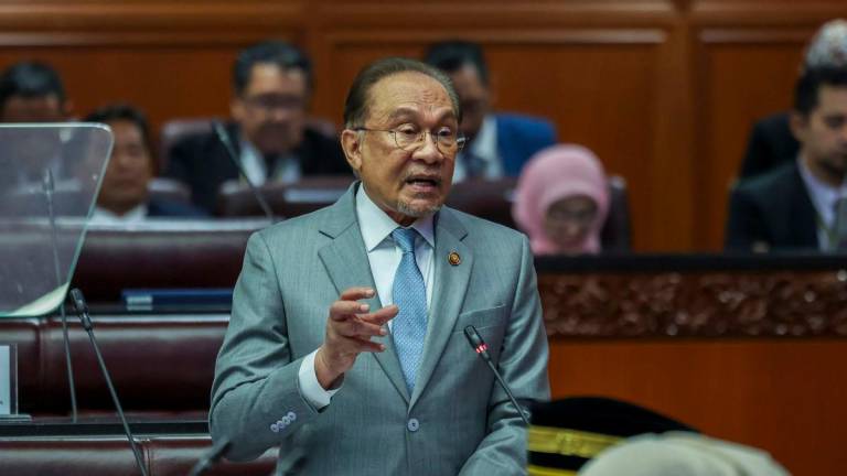 Perdana Menteri Datuk Seri Anwar Ibrahim membentangkan Rancangan Malaysia Ke-13 (RMK13) di Dewan Negara hari ini - fotoBERNAMA