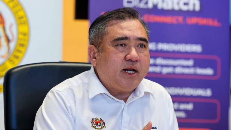 Menteri Pengangkutan Anthony Loke Siew Fook bercakap pada sidang media sempena Majlis Peluncuran Program Professional Advancement in Trucking and Haulage (PATH) Pelabuhan Pulau Pinang 2025, hari ini - fotoBERNAMA