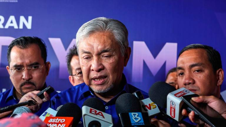Timbalan Perdana Menteri, Datuk Seri Dr Ahmad Zahid Hamidi (tengah) bercakap kepada pemberita selepas Majlis Pelancaran Skuad Yayasan Pelajaran MARA (Skuad YPM) Peringkat Negeri Johor 2025, di Arena Larkin hari ini- BERNAMA