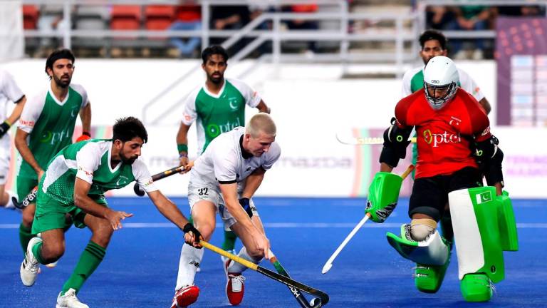 Pemain Pasukan New Zealand Baker George (tengah) diasak pemain Pakistan pada perlawanan akhir Kejohanan FIH Hoki Piala Negara-Negara 2024-25 di Stadium Nasional Hoki Bukit Jalil hari ini - BERNAMA