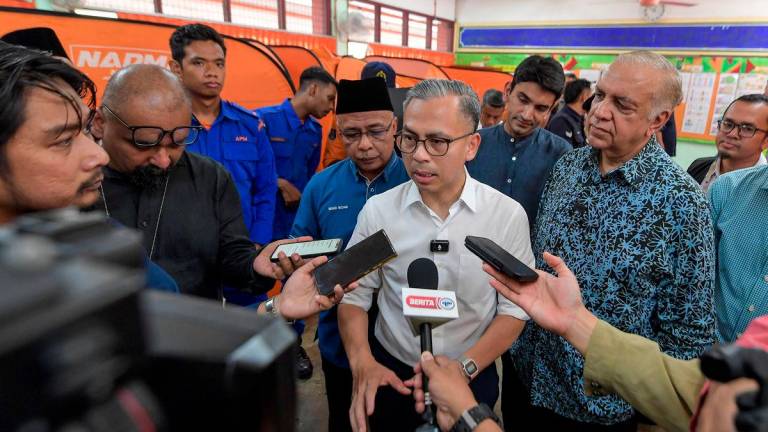 Menteri Komunikasi yang juga Ahli Parlimen Lembah Pantai, Datuk Fahmi Fadzil menjawab pertanyaan media selepas melawat mangsa kebakaran di Pusat Pemindahan Sementara di Sekolah Rendah Agama Al-Khawarizmi - BERNAMA