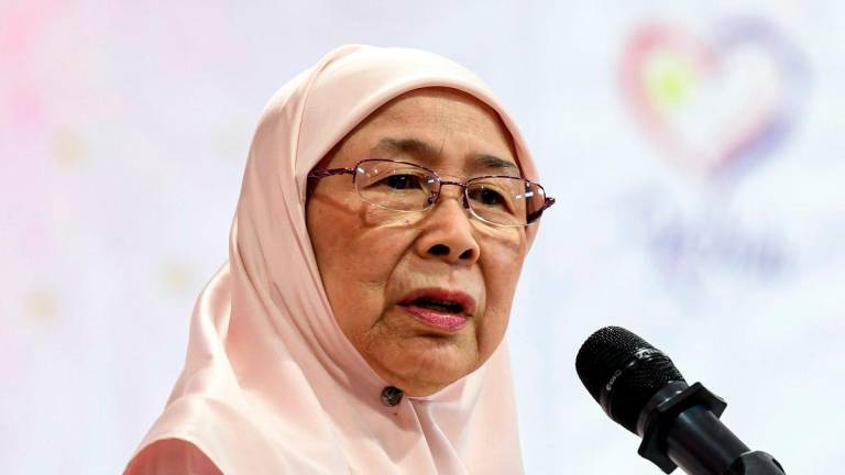 Isteri Perdana Menteri Datuk Seri Dr Wan Azizah Wan Ismail yang juga merupakan Pengerusi Pertubuhan Kebajikan Amal Silaturahim Isteri-Isteri Harapan Malaysia (KASIH) menyampaikan ucapan perasmian Program Kesedaran KesihatanMental Bandar Tun Razak dengan tema Suka Dalam Duka di Dewan Serbaguna Alam Damai, Cheras hari ini. - BERNAMA