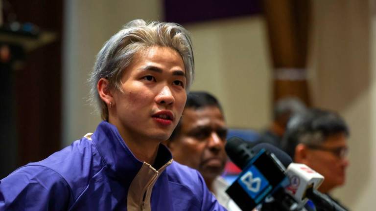 Pemain regu campuran negara Chen Tang Jie pada sidang media selepas menerima ganjaran berupa wang tunai dari Sengheng selepas berjaya menjadi juara dunia pada Majlis Ganjaran Khas kepada Juara Dunia di Akademi Badminton Malaysia hari ini -fotoBERNAMA