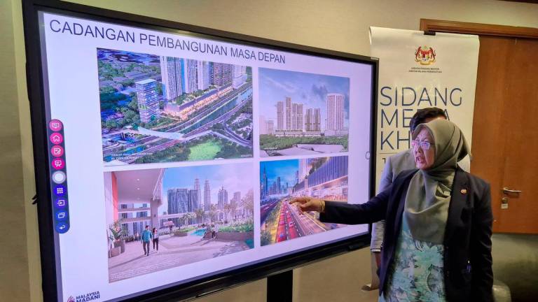 Menteri di Jabatan Perdana Menteri (Wilayah Persekutuan) Datuk Seri Dr. Zaliha Mustafa menunjukkan cadangan pembinaan masa depan Kampung Sungai Baru pada sidang media mengenai isu Kampung Sungai Baru di pejabatnya hari ini. - BERNAMA