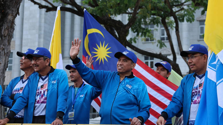 Chief Secretary to the Government, Tan Sri Shamsul Azri Abu Bakar (second from right), waves to the participants of the MAPPA XX 2025 Run - Putrajaya Region at Dataran Putrajaya today. Also present was the Director-General of Public Service, Tan Sri Wan Ahmad Dahlan Abdul Aziz (left). – BERNAMA