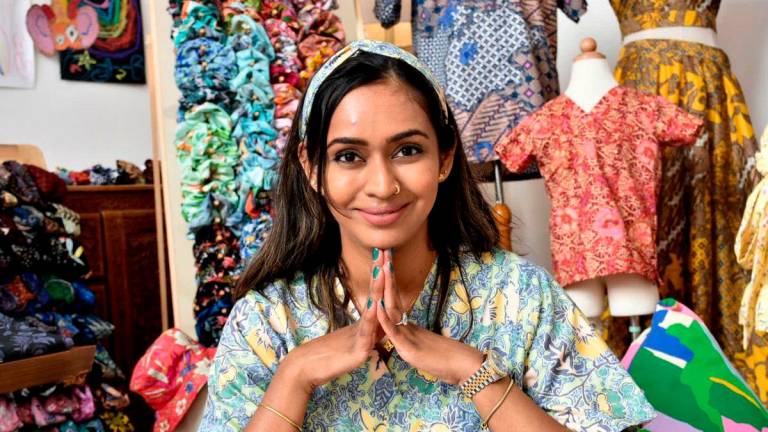 Bermula dengan keinginan pakaian yang praktikal di tempat kerja namun tampil patriotik, Dr Nisha Puvan mencetuskan trend fesyen