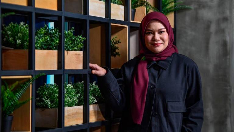 Penyanyi terkenal, Nora Ariffin, berkongsi kisah kehidupannya ketika hadir dalam rakaman audio siar ‘podcast’ Hidup Ini Keras di Wisma Bernama, hari ini - BERNAMA