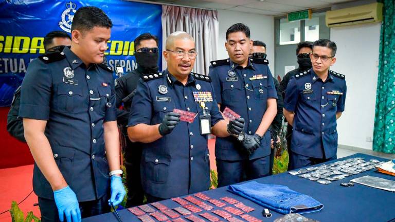 Ketua Polis Daerah Sepang Norhizam Bahaman (dua, kiri) menunjukkan barangan yang dirampas pada sidang media kejayaan tangkapan dan rampasan pelbagai jenis dadah bernilai RM36,500 di daerah Sepang di Ibu Pejabat Daerah Sepang hari ini-BERNAMA