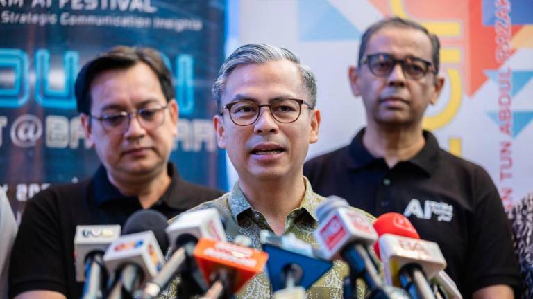 Menteri Komunikasi, Datuk Fahmi Fadzil bercakap pada sidang media selepas Majlis Perasmian “IPRM AI Festival 2025, Global PR AI Strategic Communication Insights, You &amp; AI: Meet @Bangsar!” di Institut Penyiaran dan Penerangan Tun Abdul Razak (IPPTAR) Angkasapuri Kota Media, hari ini -BERNAMA