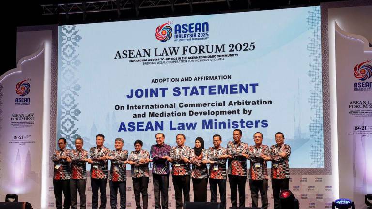 Prime Minister Datuk Seri Anwar Ibrahim, Minister in the Prime Minister’s Department (Law and Institutional Reform) Datuk Seri Azalina Othman Said, Secretary-General of ASEAN Dr Kao Kim Hourn performs the ASEAN handshake at the ASEAN Law Forum 2025 in Kuala Lumpur Convention Centre today. - BERNAMA